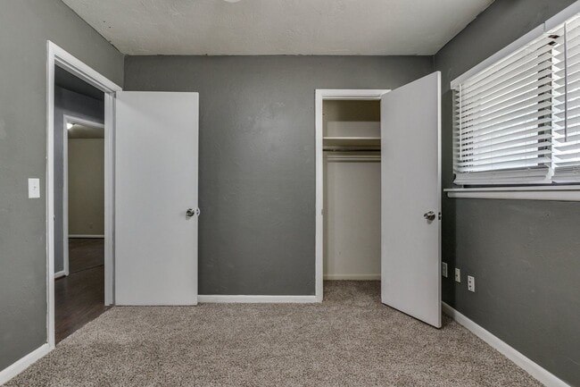 Building Photo - Spacious mid-century ranch home in Clegern