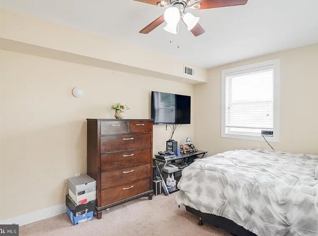 Building Photo - Amazing 2 bedroom/ 1 Bathroom unit with plenty natural light