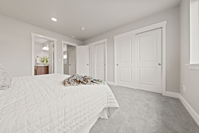 Building Photo - Mountain Views! 3 Bed/2.5 Bath Duplex with Fully Fenced Backyard - Golden Market Lane