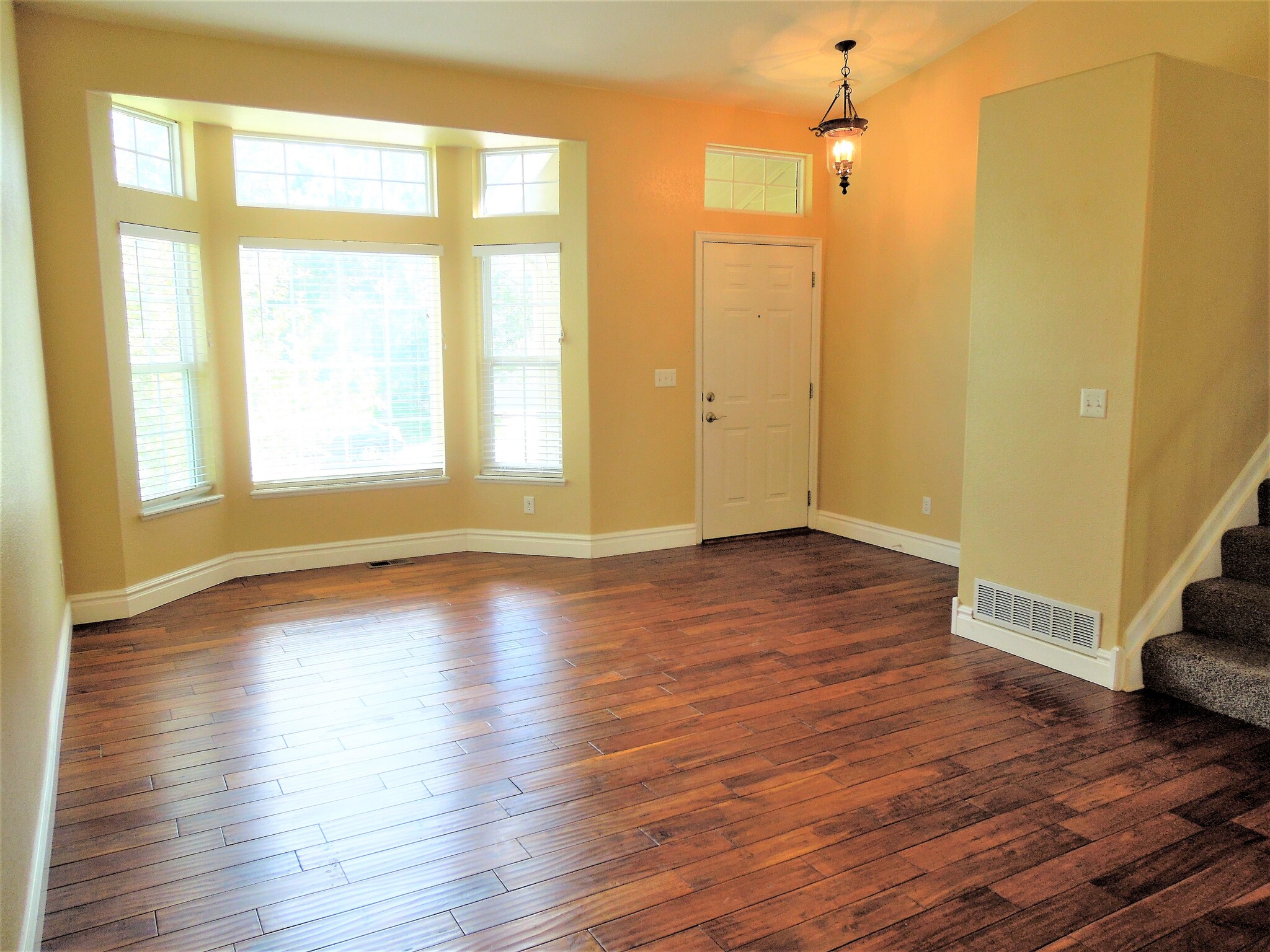 Entryway filled with natural light - 16441 Martingale Dr