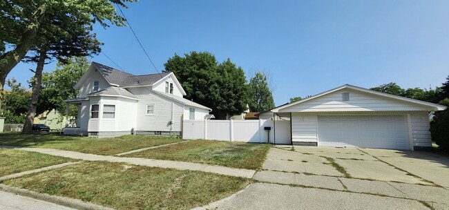 Building Photo - 703 Hopkins St