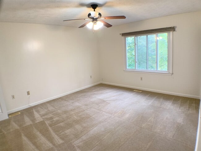 Building Photo - 15723 Edgewood Dr