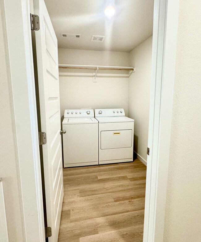 Building Photo - 5382 Selah St