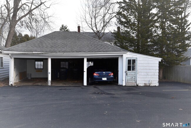 Building Photo - 214 N Quaker Ln