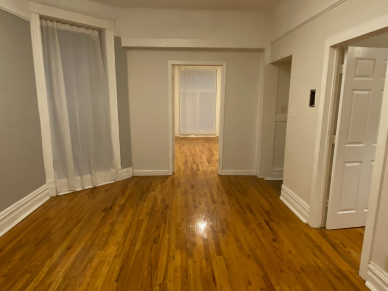 apt entrance is in LR2 - 3314 W Monroe St