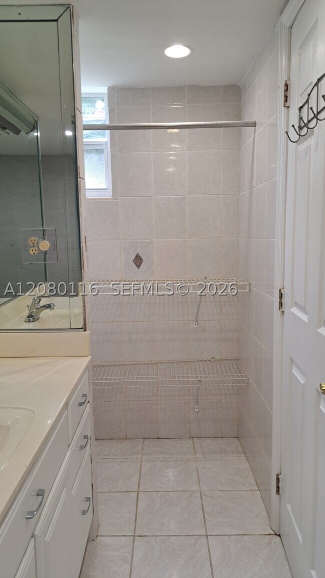 Building Photo - 1667 NE Miami Gardens Dr