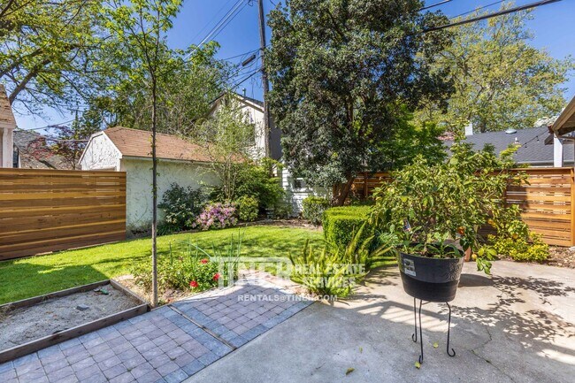 Building Photo - 842 42nd St