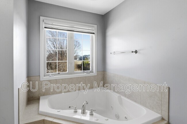 Building Photo - 2950 E Stone Creek Blvd