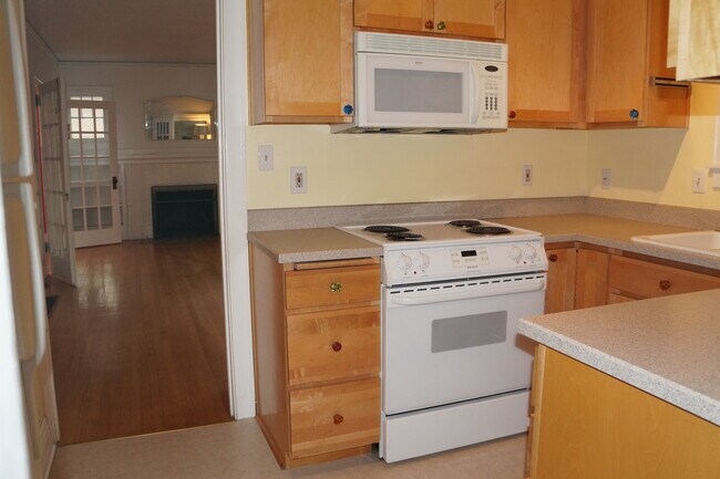Building Photo - N.E Rose City Bungalow Pet Friendly