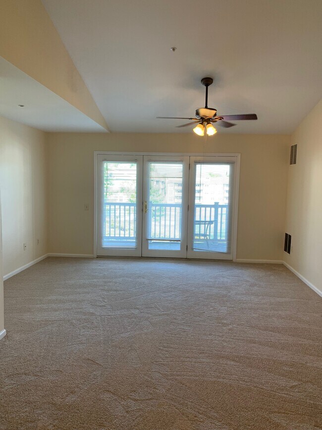 Building Photo - 2207 Waters Edge Dr