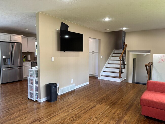 Building Photo - Stunning 4 Bed, 3 Bath Home with Backyard ...
