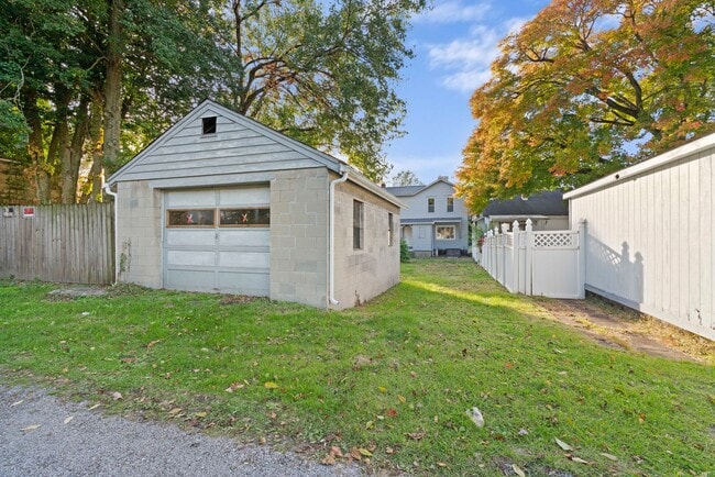 Building Photo - MOVE IN SPECIAL! SCORE HALF OFF 1ST MONTH'S RENT IF SIGNED BY NOV. 21! Beautiful 3 bedroom home i...