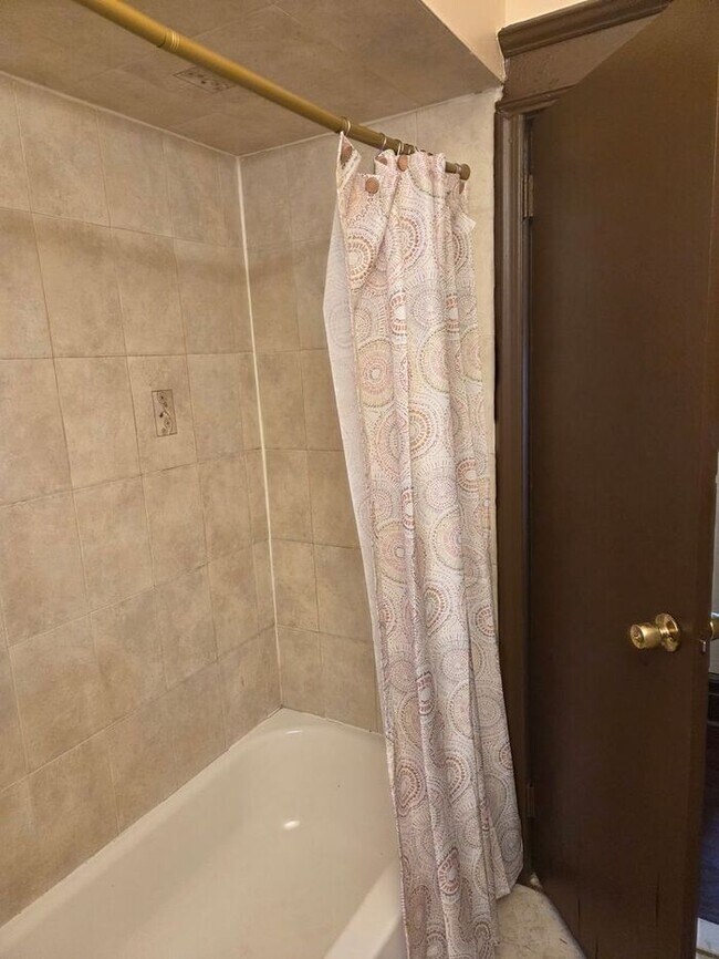 Building Photo - Spacious Newark Home – 7 Bedrooms, 2 Kitchens