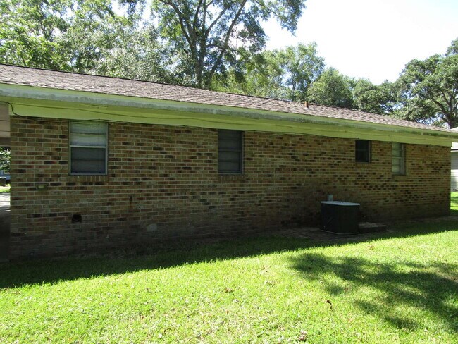 Building Photo - Private 2BR/1BA Duplex with Washer/Dryer H...
