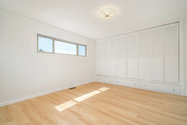 Building Photo - Spacious Two Story Albany Home Two Blocks ...