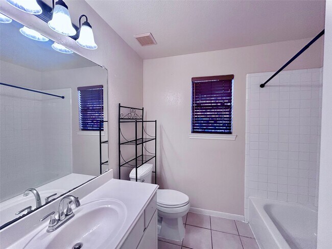 Building Photo - 18523 Spinney Ln