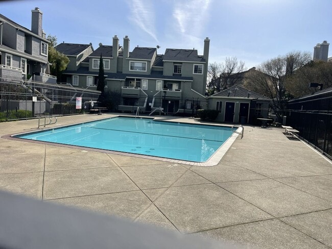 Building Photo - Spacious tri-level townhome in the heart of Hayward