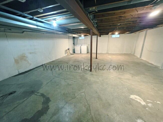 Building Photo - 7007 E 132 St