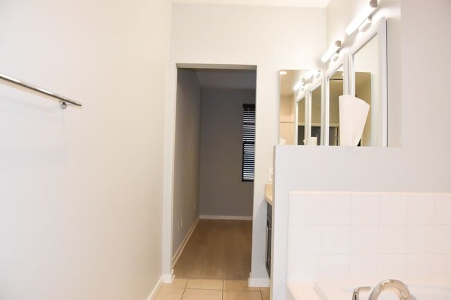 Building Photo - 507 W Maple Ave