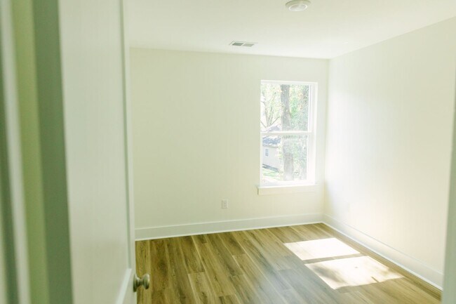 Building Photo - 3BD/2.5BA TOWNHOUSE-Walking Distance to Avondale, Greenway and Short Drive to Downtown Charleston...