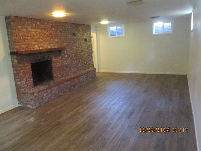 Building Photo - Tons of Space ! This remodeled 5 br + Offi...