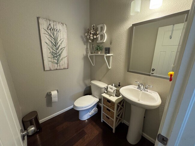 Building Photo - 3 Bedroom, 4 Bathroom Home on a Corner Lot...