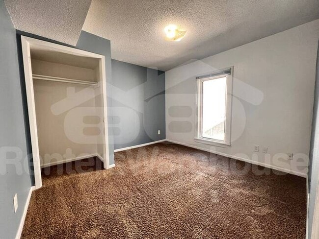 Building Photo - Spacious 2 Bedroom Duplex