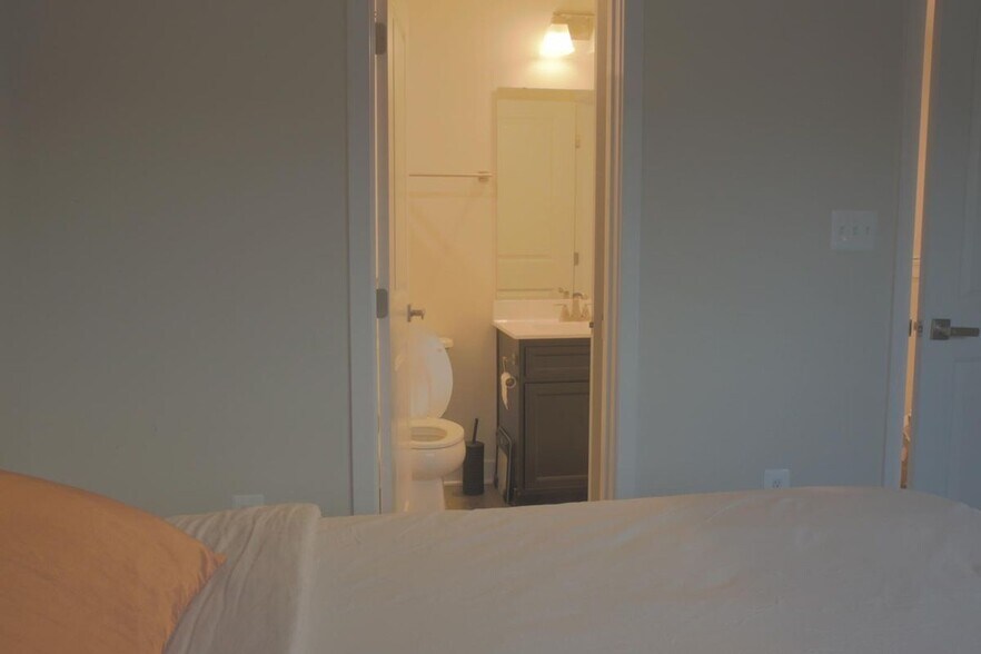 Building Photo - 2816 Devonshire Clfs Ter