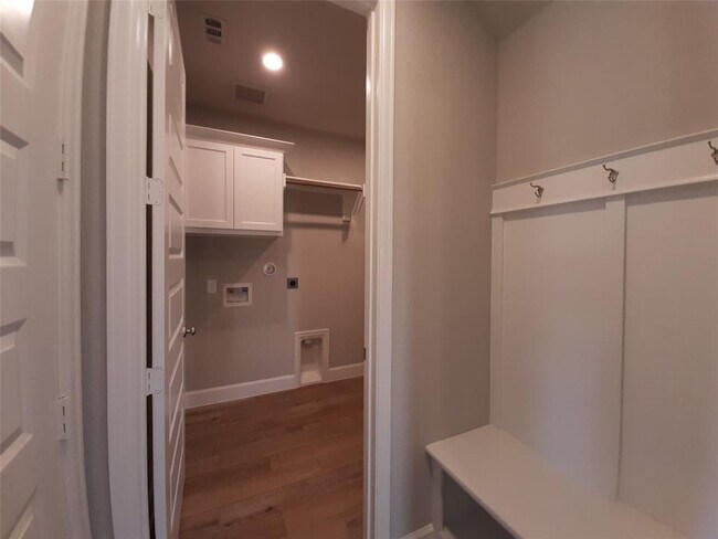Building Photo - 7575 Pemberley Ct