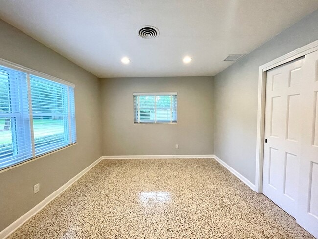 Building Photo - 6 month lease- AVAIL IN AUGUST- Immaculate...