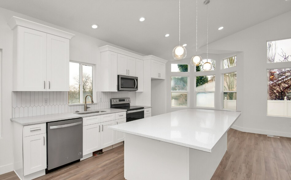 Building Photo - 1511 Lakeview Dr