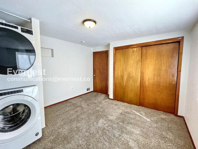 Building Photo - 1336 Kalamath St