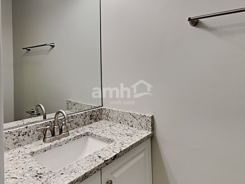 Building Photo - 21748 W Knollwood Dr