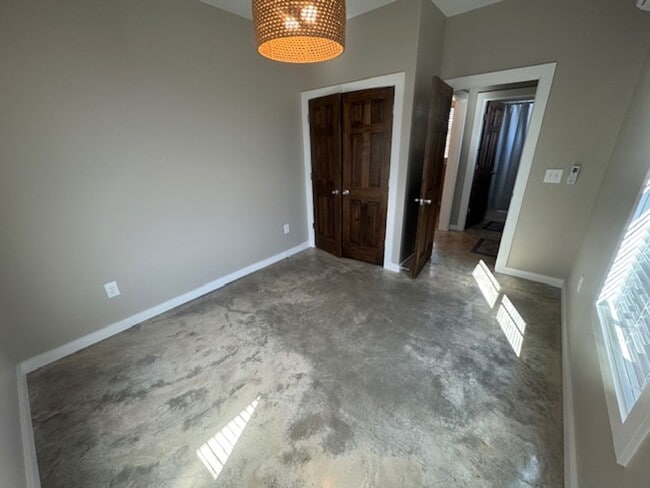 Building Photo - 621 Arthur St