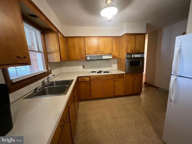Building Photo - 404 S Coldbrook Ave