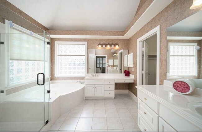 Building Photo - 5902 Garden Hills Dr