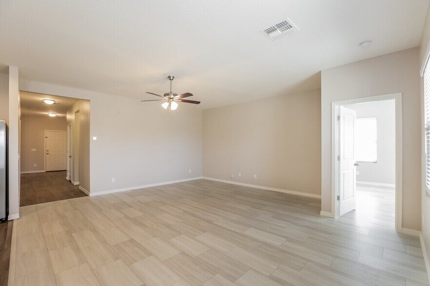 Building Photo - 37317 W Bello Ln