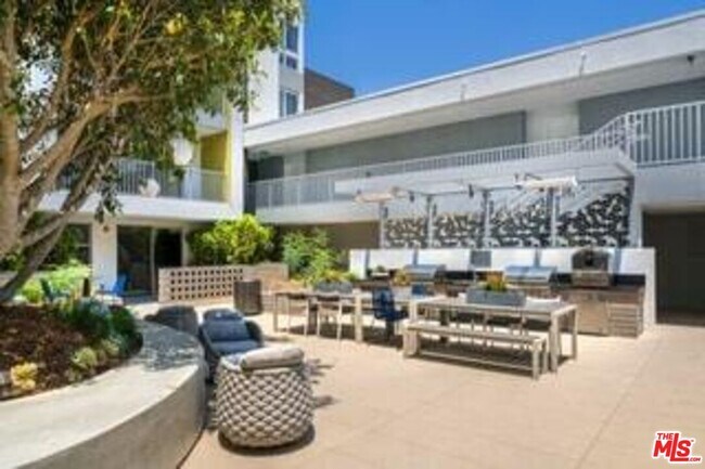 Building Photo - 7141 Santa Monica Blvd