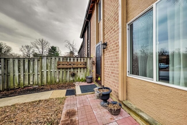 Building Photo - COMING SOON - Updated 3+2.5 End Unit w/ 2 PARKING SPACES