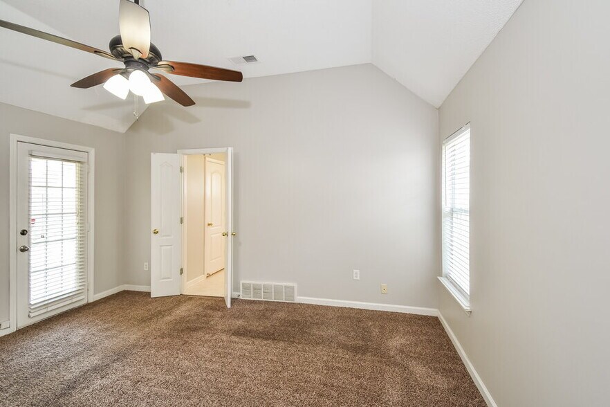 Building Photo - 9760 Riggin Dr