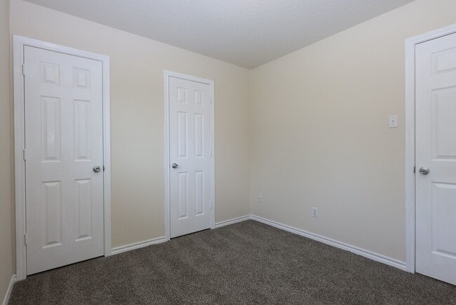 Building Photo - 402 Trichelle St