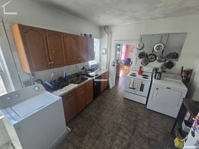 Building Photo - 214 Kelton St