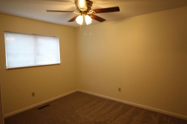 Building Photo - 220 Clover Ln