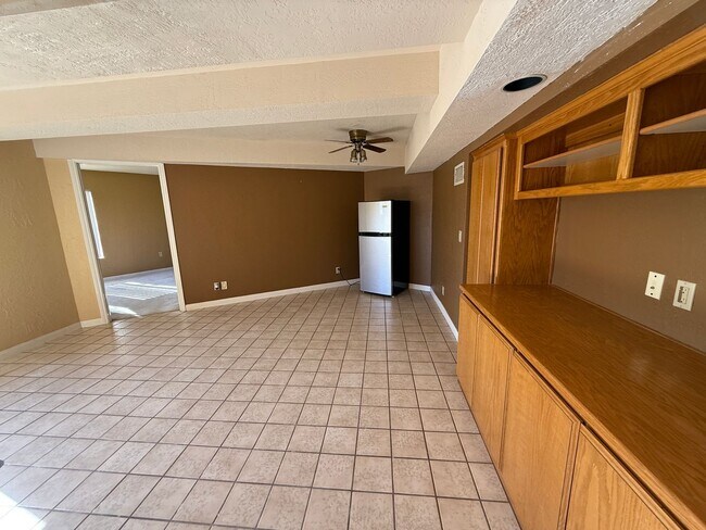 Building Photo - Ranch Bernardo Guest House 1br 1 bath granite kitchen All appliances Washer & Dryer  $2240 For Lease