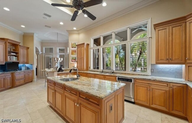 Building Photo - 550 21st Ave S