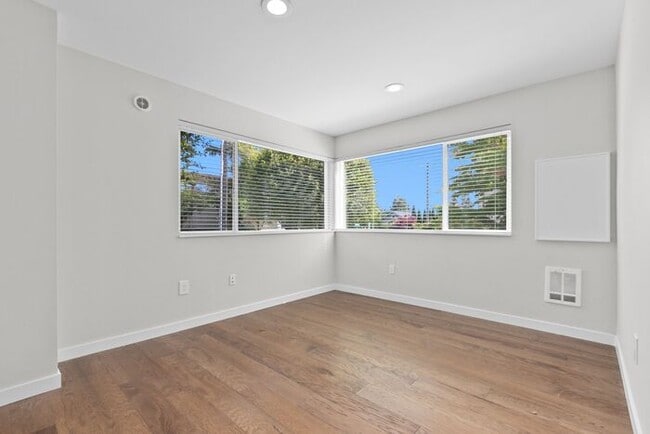 Building Photo - Trendy West Seattle Townhome w/Air Conditi...