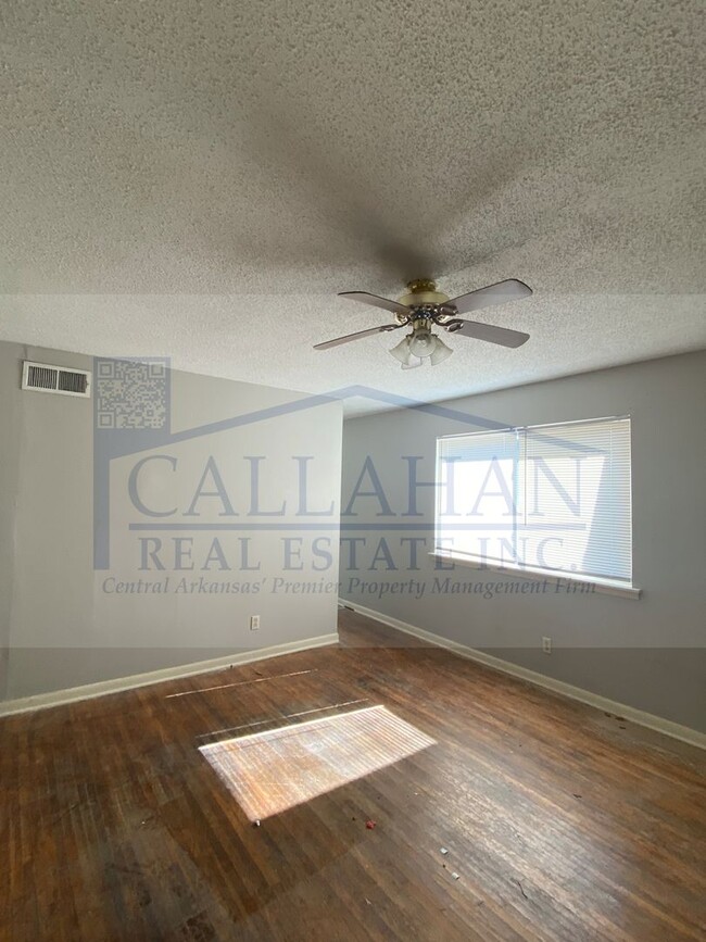 Building Photo - 2 Bedroom Duplex in NLR