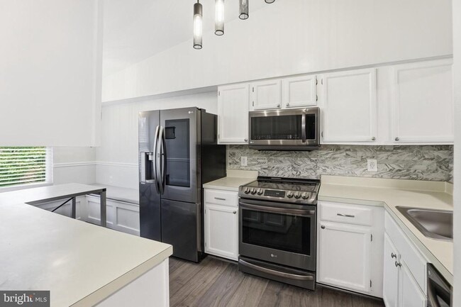 Building Photo - 20309 Beaconfield Terrace