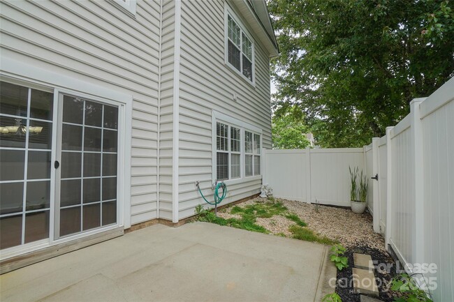 Building Photo - 15418 Jade St