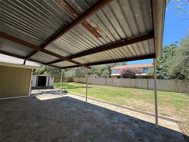 Building Photo - 8906 Pineridge Dr
